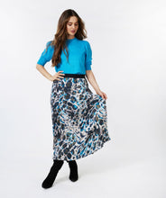Load image into Gallery viewer, Unveil the beauty of nature with our "Skirt Plisse Animal Roots." Boasting a captivating Animal Roots print, this pleated skirt boasts a graceful plisse detailing and an adjustable fit. Style it with a blouse for an ornate look or with a sweater for a more casual ensemble. Color- Peacock blue, navy and olive green. Pleated design. Pull on. Elastic waist.