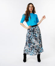 Load image into Gallery viewer, Unveil the beauty of nature with our "Skirt Plisse Animal Roots." Boasting a captivating Animal Roots print, this pleated skirt boasts a graceful plisse detailing and an adjustable fit. Style it with a blouse for an ornate look or with a sweater for a more casual ensemble. Color- Peacock blue, navy and olive green. Pleated design. Pull on. Elastic waist.