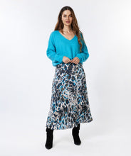 Load image into Gallery viewer, Unveil the beauty of nature with our "Skirt Plisse Animal Roots." Boasting a captivating Animal Roots print, this pleated skirt boasts a graceful plisse detailing and an adjustable fit. Style it with a blouse for an ornate look or with a sweater for a more casual ensemble. Color- Peacock blue, navy and olive green. Pleated design. Pull on. Elastic waist.