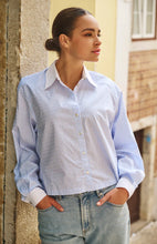 Load image into Gallery viewer, The Esqualo top is a refined blouse with a light blue-white stripe and sparkling rhinestone details. Featuring a classic collar and long sleeves, this style is perfect for both business and casual looks.