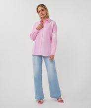 Load image into Gallery viewer, Woman wearing a striped pink blouse with floral patterns, light blue jeans and pink sandals on a white background.