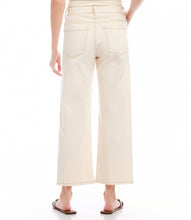 Load image into Gallery viewer, Crafted with a blend of cotton and elastane, these cropped wide-leg jeans feature five pockets and offer both versatility and effortless style. Wear them with a casual tee for a relaxed vibe or pair them with a chic blouse for a sophisticated touch.