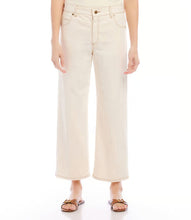 Load image into Gallery viewer, Crafted with a blend of cotton and elastane, these cropped wide-leg jeans feature five pockets and offer both versatility and effortless style. Wear them with a casual tee for a relaxed vibe or pair them with a chic blouse for a sophisticated touch.