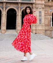 Load image into Gallery viewer, This button-through dress features a bow detail at the waist, giving it a feminine touch and making it an eye-catching piece. It is an ideal option for bringing some color back into your wardrobe post-winter.