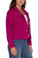 Load image into Gallery viewer, The Florie Fuchsia Kiss Utility Crop Jacket by Liverpool Los Angeles is designed for the stylish woman looking to incorporate the utility jacket trend into her wardrobe. Made from our soft touch twill material, it offers both comfort and stretch, while adding a touch of playfulness and edginess to your outfit choices. With its versatile styling, it is the perfect choice for any minimal yet trendy look.