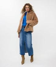 Load image into Gallery viewer, Wrap yourself in a stylish jacket that feels like a teddy bear hug. Our Teddy jacket is a stylish and cozy oversized piece. It boasts four buttons and trendy stitching details on the trim. Not only is this jacket fashionable, but it's also warm, making it an ideal choice for your autumn collection.