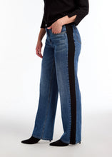 Load image into Gallery viewer, Elevate your style with our wide-leg pants, featuring a blend of textures and fabrics, accented with stylish side panels. They come equipped with five practical pockets and a reliable zipper closure for a seamless blend of form and function.