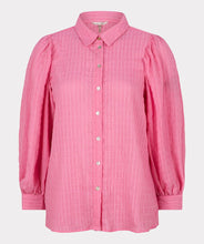 Load image into Gallery viewer, This fabulous blouse in a striking pink is made of soft seersucker quality; a light summery fabric that is slightly puckered. Our Pennie top has a collar, billowy long sleeves with a wide cuff that allows you to add extra puff to the sleeves. The top has a wider, flowy fit and looks stunning paired with white bottoms or our FALLON FLAIR JEAN IN JADE COLOR- ESQUALO. Color- Pink. Button down. Long sleeve.