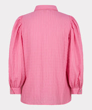 Load image into Gallery viewer, This fabulous blouse in a striking pink is made of soft seersucker quality; a light summery fabric that is slightly puckered. Our Pennie top has a collar, billowy long sleeves with a wide cuff that allows you to add extra puff to the sleeves. The top has a wider, flowy fit and looks stunning paired with white bottoms or our FALLON FLAIR JEAN IN JADE COLOR- ESQUALO. Color- Pink. Button down. Long sleeve.