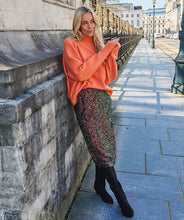 Load image into Gallery viewer, Discover a new level of radiance with this stunning sequin skirt. The EsQualo long sequin skirt is a glamorous piece that dazzles with shimmery sequins, creating a captivating appearance. The versatile design allows for endless color combinations. Dress it down with a cozy sweater for a chic yet casual ensemble or dress it up with a sophisticated blouse for a striking party look.