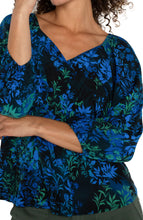 Load image into Gallery viewer, This woven blouse falls gracefully on the body, making it an ideal choice for any wardrobe. It showcases a striking print, three-quarter sleeves, and an elegant sweetheart neckline, complementing both denim and trousers with ease.