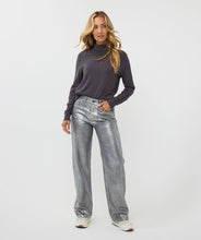 Load image into Gallery viewer, These metallic-coated pants reflect light beautifully, creating a stunning sheen. Featuring five pockets, a straight-leg fit, and a mid-rise waist, they are made from 100% cotton. These versatile jeans can effortlessly transition from everyday wear to a special event outfit, adding a touch of casual elegance.