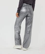 Load image into Gallery viewer, These metallic-coated pants reflect light beautifully, creating a stunning sheen. Featuring five pockets, a straight-leg fit, and a mid-rise waist, they are made from 100% cotton. These versatile jeans can effortlessly transition from everyday wear to a special event outfit, adding a touch of casual elegance.