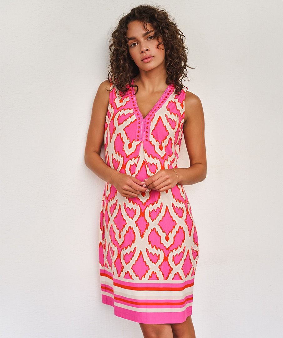 The EsQualoDanna Dress Beads Disco Spark, is a stunning dress designed to bring elegance and sparkle to your wardrobe. Featuring intricate bead embellishments at the neckline, this dress is perfect for special occasions or adding a touch of glamour to everyday wear.