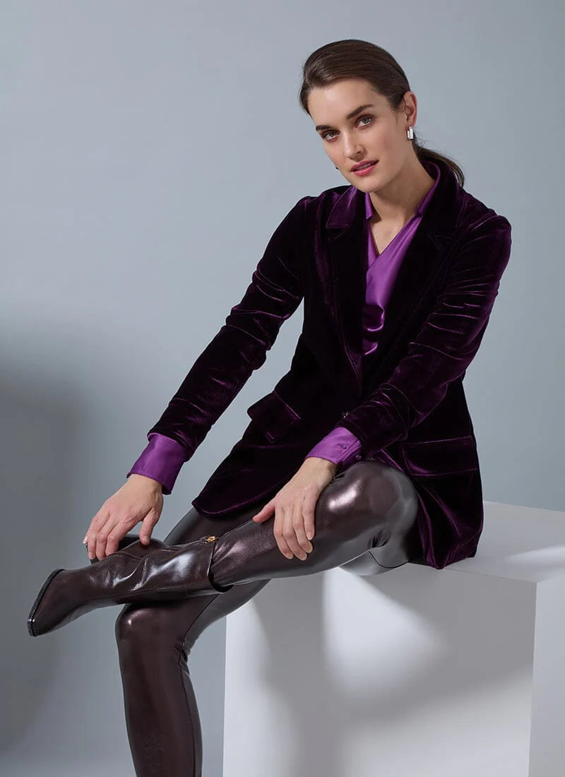 Constructed from Lightweight Vegan Leather in a metallic, Diffused Copper finish, the Freya Legging is garment washed to achieve 3D texture and softness. Boasting a patented concealed waistband and sans side seams, the Freya offers a snug, yet flexible fit. With 4-way stretch for comfort, it pairs perfectly with a white blouse, cropped vegan leather jacket, and black mules.