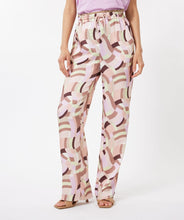 Load image into Gallery viewer, The GEMMA GEOMETRIC PRINT TROUSER, designed by ESQUALO, features a classic geometric pattern that will add style to any outfit. Crafted from soft, lightweight fabric, these trousers offer comfort and sophistication. Perfect for any occasion, the trouser provides timeless sophistication that will last through any fashion trend.
