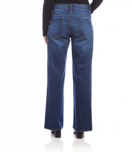Load image into Gallery viewer, Model wearing blue jeans, black top and black sandals against a white background.
