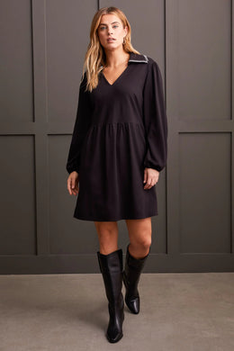 The Lucinda dress combines elegance with convenience, offering generous pockets that merge style with functionality. It showcases a refined v-neckline, complemented by a collar with intricate blanket stitch detailing, sophisticated long sleeves with elasticized cuffs, and a 36