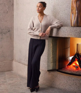 Experience unparalleled style and comfort with our Luna. Designed with stretch, these pants provide a flattering fit for all body types and is a perfect style for any occasion.