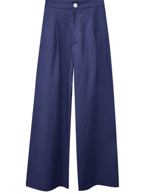 Update your wardrobe with these versatile pants that combine fashion and functionality. The high-waisted design and pleats not only enhance your silhouette, but also offer a contemporary and flattering fit - perfect for any occasion.
