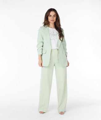 Opt for the Pietta Pastel Green Blazer Linen Look - EsQualo SP2410008 with smocked sleeves for a polished and stylish touch. Whether you're going for a casual spring look in cute jeans or a more refined look with our Pistachio-colored Cate City Trousers - EsQualo SP2410025, this blazer is the perfect choice.