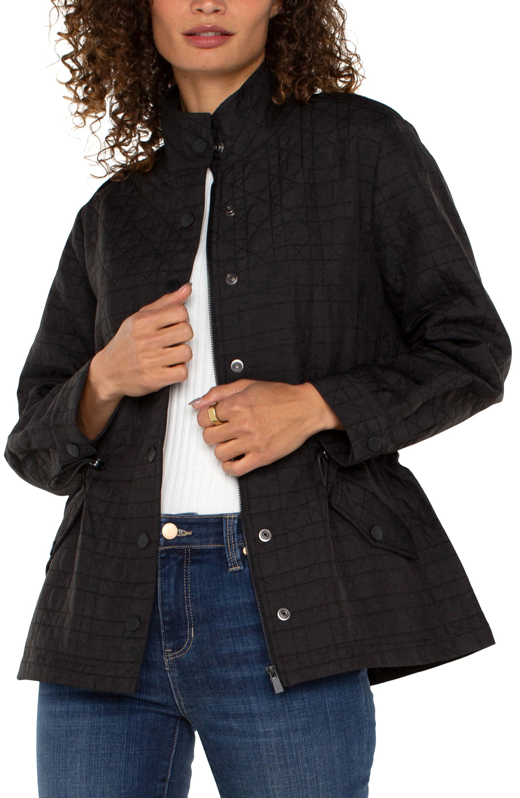 This expertly designed quilted utility jacket seamlessly blends style and functionality. Featuring an adjustable waist drawcord, it provides a personalized fit for both comfort and a flattering silhouette. Perfect for casual strolls or weekend adventures.