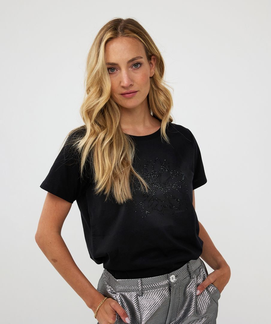 Discover the perfect style layer for your wardrobe with this chic t-shirt featuring a floral design of rhinestones. Pair it with our Beate Blazer with Sleeve Embellishments for a beautiful look or under any favorite jacket, blazer or cardigan.