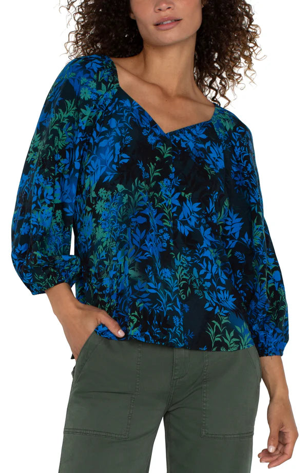 This woven blouse falls gracefully on the body, making it an ideal choice for any wardrobe. It showcases a striking print, three-quarter sleeves, and an elegant sweetheart neckline, complementing both denim and trousers with ease.