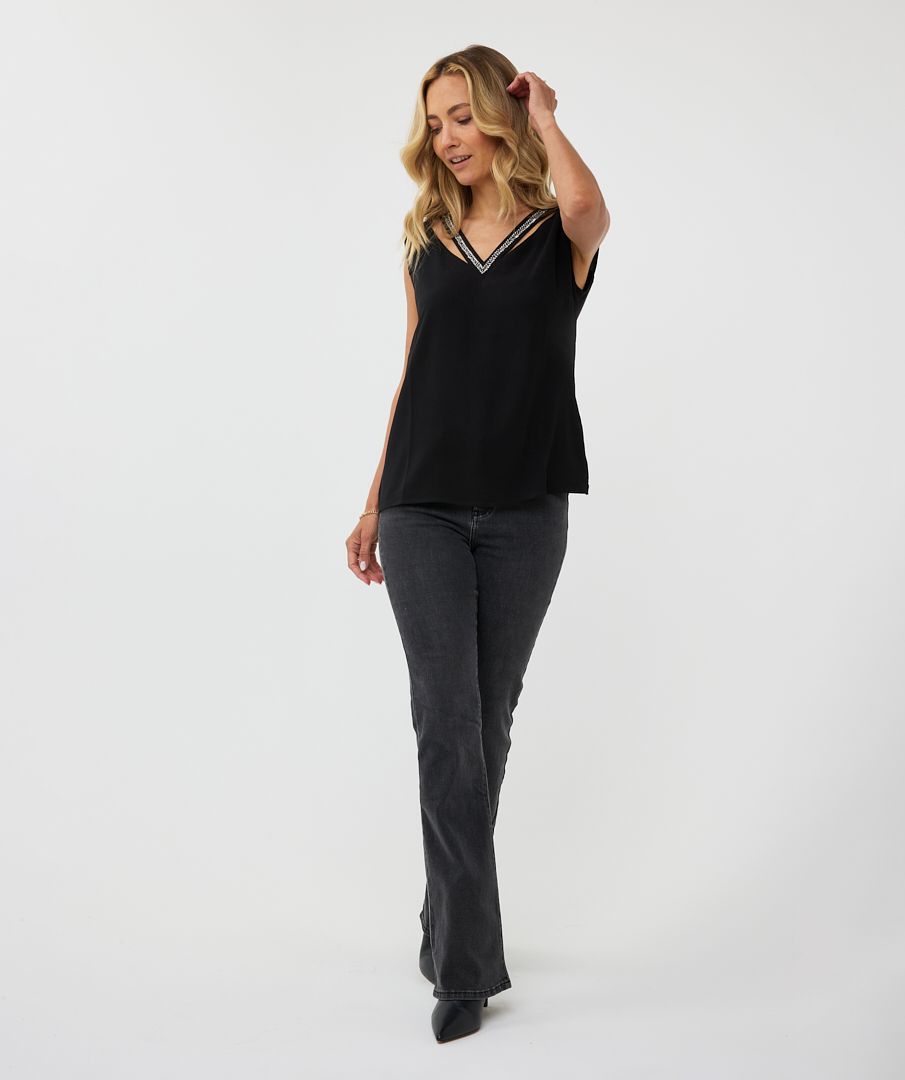 The Thyra Top by EsQualo offers a stylish look with its flattering V-neck silhouette and delicate beading embellishments. Created with high-quality materials, this top is perfect for both casual and formal occasions, adding a touch of elegance to any outfit. Wear it with denim or layer it under a jacket or blazer to complete the look.