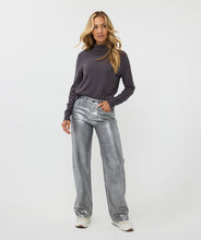 Load image into Gallery viewer, These metallic-coated pants reflect light beautifully, creating a stunning sheen. Featuring five pockets, a straight-leg fit, and a mid-rise waist, they are made from 100% cotton. These versatile jeans can effortlessly transition from everyday wear to a special event outfit, adding a touch of casual elegance.
