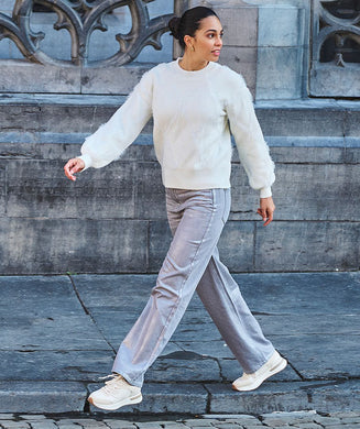 These metallic-coated pants reflect light beautifully, creating a stunning sheen. Featuring five pockets, a straight-leg fit, and a mid-rise waist, they are made from 100% cotton. These versatile jeans can effortlessly transition from everyday wear to a special event outfit, adding a touch of casual elegance.