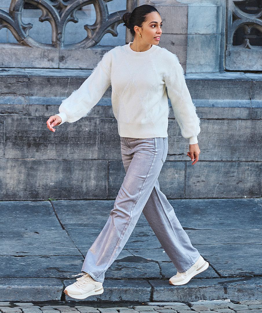 These metallic-coated pants reflect light beautifully, creating a stunning sheen. Featuring five pockets, a straight-leg fit, and a mid-rise waist, they are made from 100% cotton. These versatile jeans can effortlessly transition from everyday wear to a special event outfit, adding a touch of casual elegance.