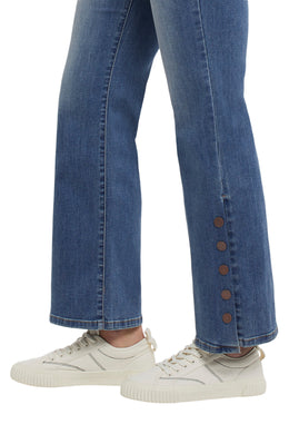 These pull-on jeans are just perfect! With its wide leg silhouette, snap button detailing on each pant leg and vintage wash, you will make a fashion statement each time you wear these amazing jeans!